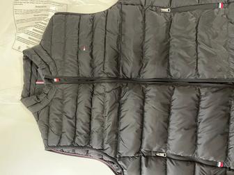 Продам мужскую жилетку Tommy Hilfiger 
 Размер L