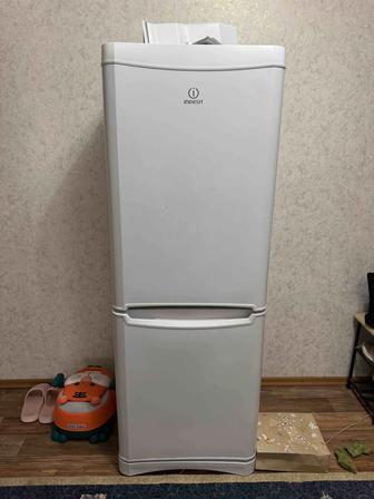 Продам холодильник Indesit б/у