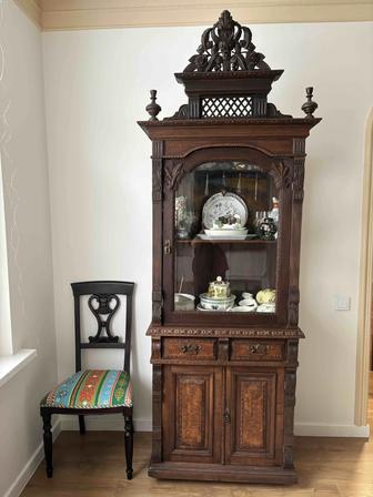 Антикварный буфет из массива дерева с резьбой и витриной