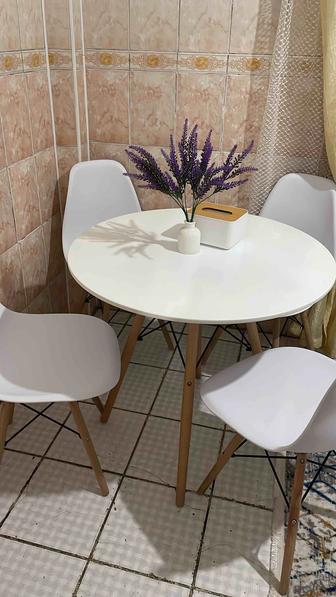 Кухонный стол(круглый со стульями )состояние как новое