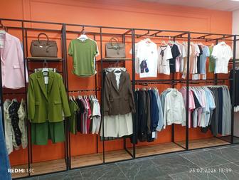 Стеллажные полки и полки для магазинов одежды