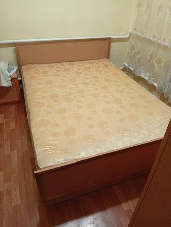 Продам б/у кровать с матрасом