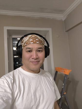 Профессиональный мастер делает ремонт помещений.