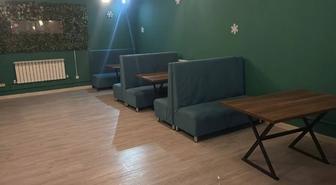 диван и столы для кафе ресторанов