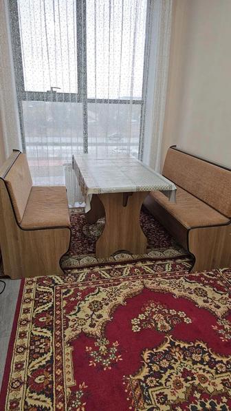 Продаю кухонный стол со скамейками