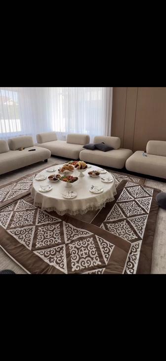 В аренду на сутки Круглый стол на персон 10-12чел.В отличном состоянии