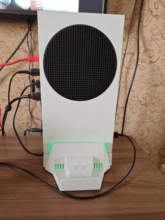 Продам Xbox Series S в отличном состоянии
