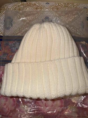 Зимняя вязаная шапка молочного цвета