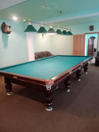 Профессиональный бильярдный стол из натурального кедра.