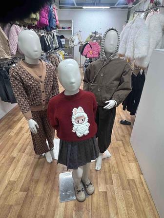 Стеллаж и детский манекен