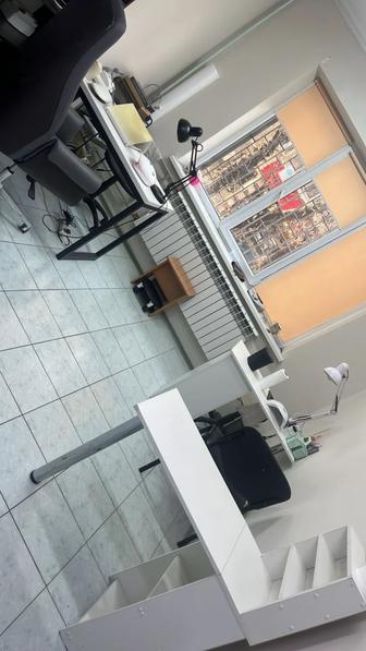 Аренда ,стол для нэйлов в салоне.