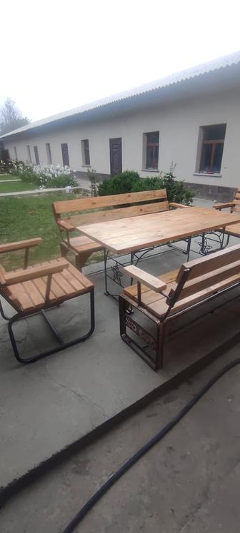 Скамейки и стол
