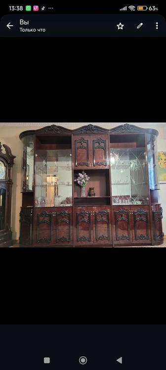 Камин с мебелью и стенка горка