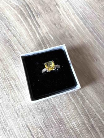 Кольцо с фианитами