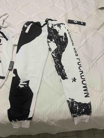 Женский спортивный костюм