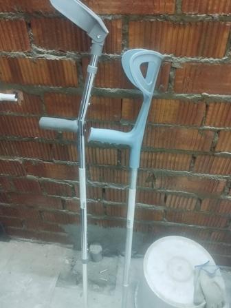 Продам два костыля