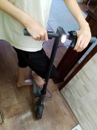 Продам электросамокат xiaomi