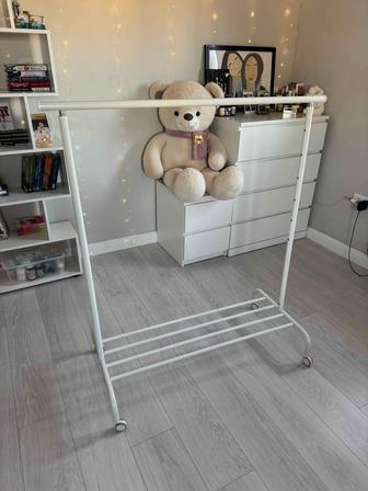 Вешалка икеа на колесиках