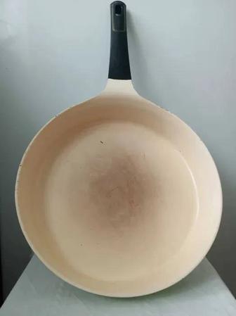 ПРОДАМ ДЁШЕВО сковороду, антипригарную, широкую (62830см), Корея, бу