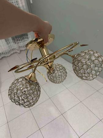 Подам люстру