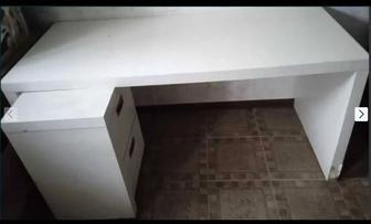 Продаю белый письменный стол