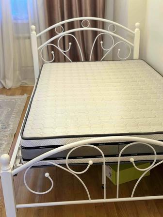 Продам кровать с матрасом