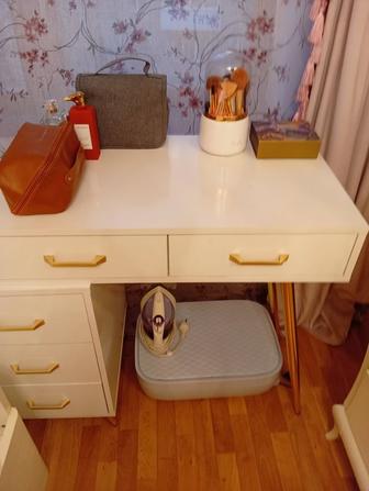 Продам туалетный столик