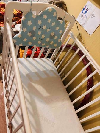 Продам детскую кроватку и в подарок ванночку Happy Baby с лежанкой.