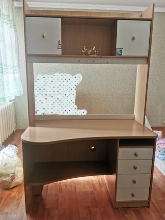 Компьютерный стол очень удобный