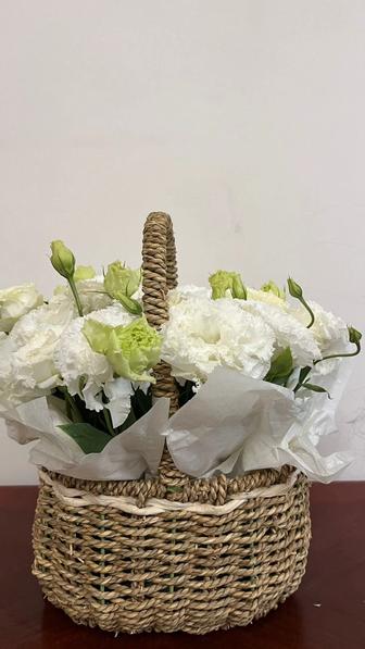 Цветы в корзине из эустомы