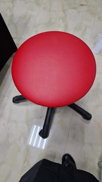 Продам косметологически стул на калесах