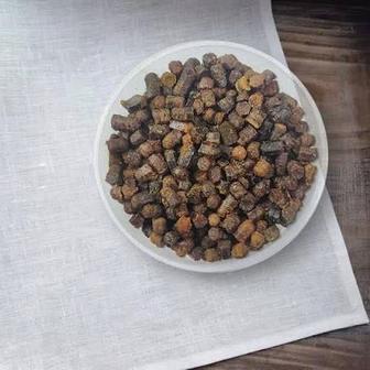 Перга основной белковый корм пчел. Они изготавливают ее из пыльцы и меда,