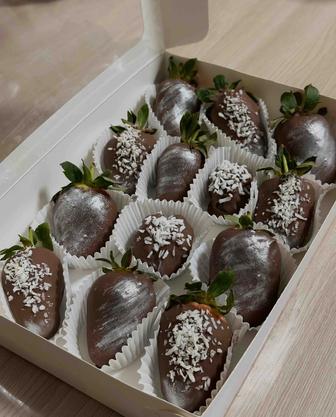 Клубника, банан, финики в шоколаде