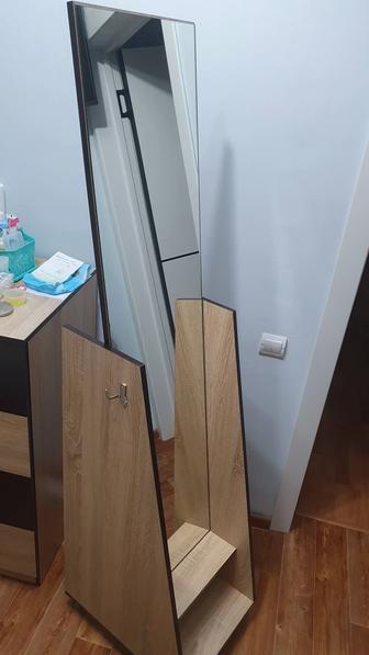 Напольное зеркало на колесиках вместе с пуфиком