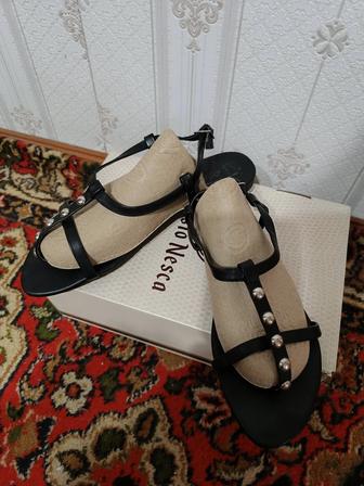 Продам женские босоножки