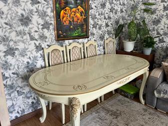 Стол со стульями в гостиную