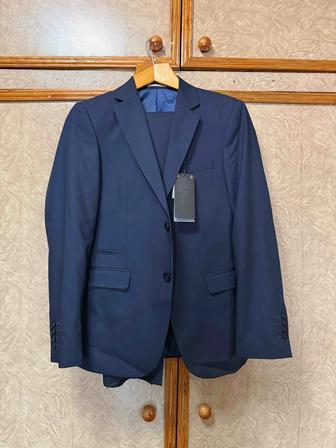 Продаю новый классический костюм
