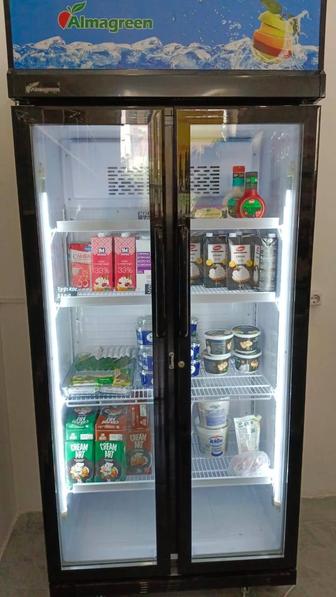 Продам витринный двухдверный холодильник в отличном состоянии.