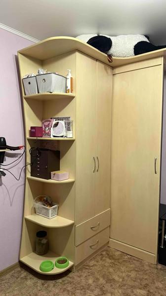 Вместительный угловой шкаф