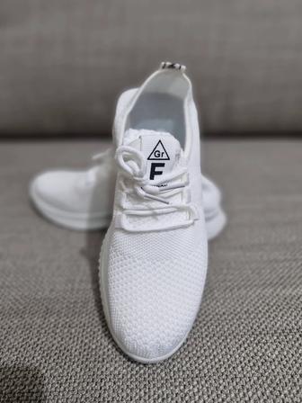 Продаю новые,белые мокасины