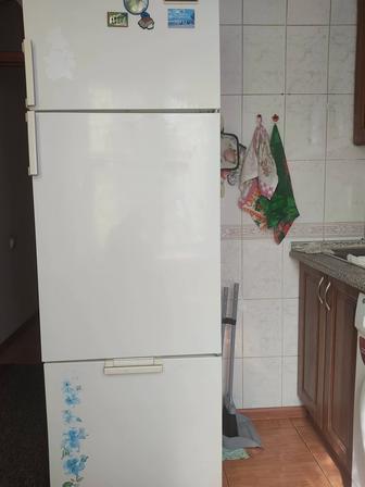 Продаю большой холодильник 3 камерный производство турция хороший отличный