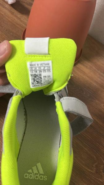 Кроссовки детские, адидас, размер не подошел.Унисекс(и мальчику и девочке)