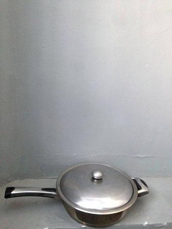 ПРОДАМ ДЁШЕВО сковороду, из стали, глубокую, 10х26см, с крышкой Германия бу