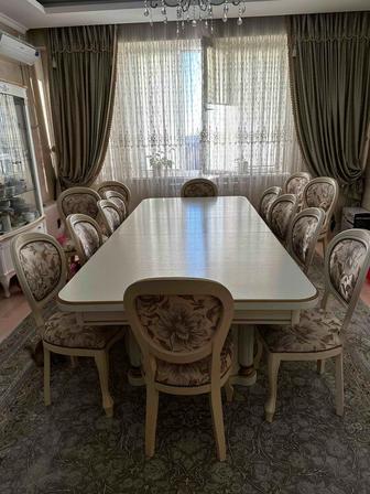 Гостиный стол и стулья