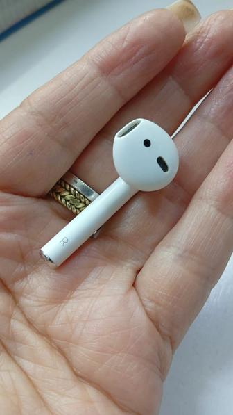 Продаю правый наушник от AirPods оригинал