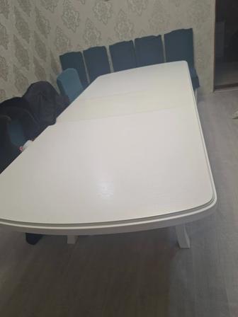 Гостинный стол большой вместительности до 25человек.