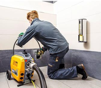 Прочистка канализации с профессиональным аппаратом