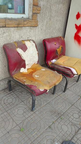 Отдам даром стулья на улице стояли во дворе можно обшить.