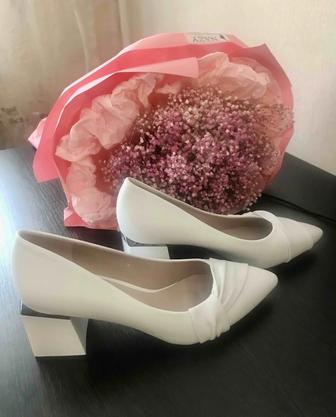 Продам туфли новые светлые