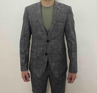 Продам костюм-тройку (турецкий, размер 46 / M)